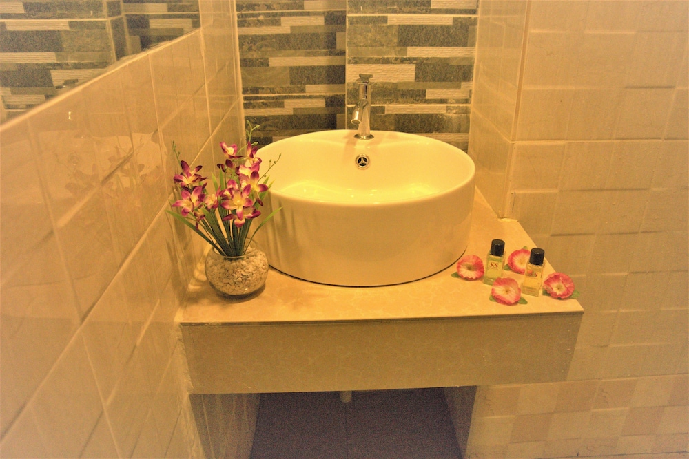S8 Boutique Hotel 65/68