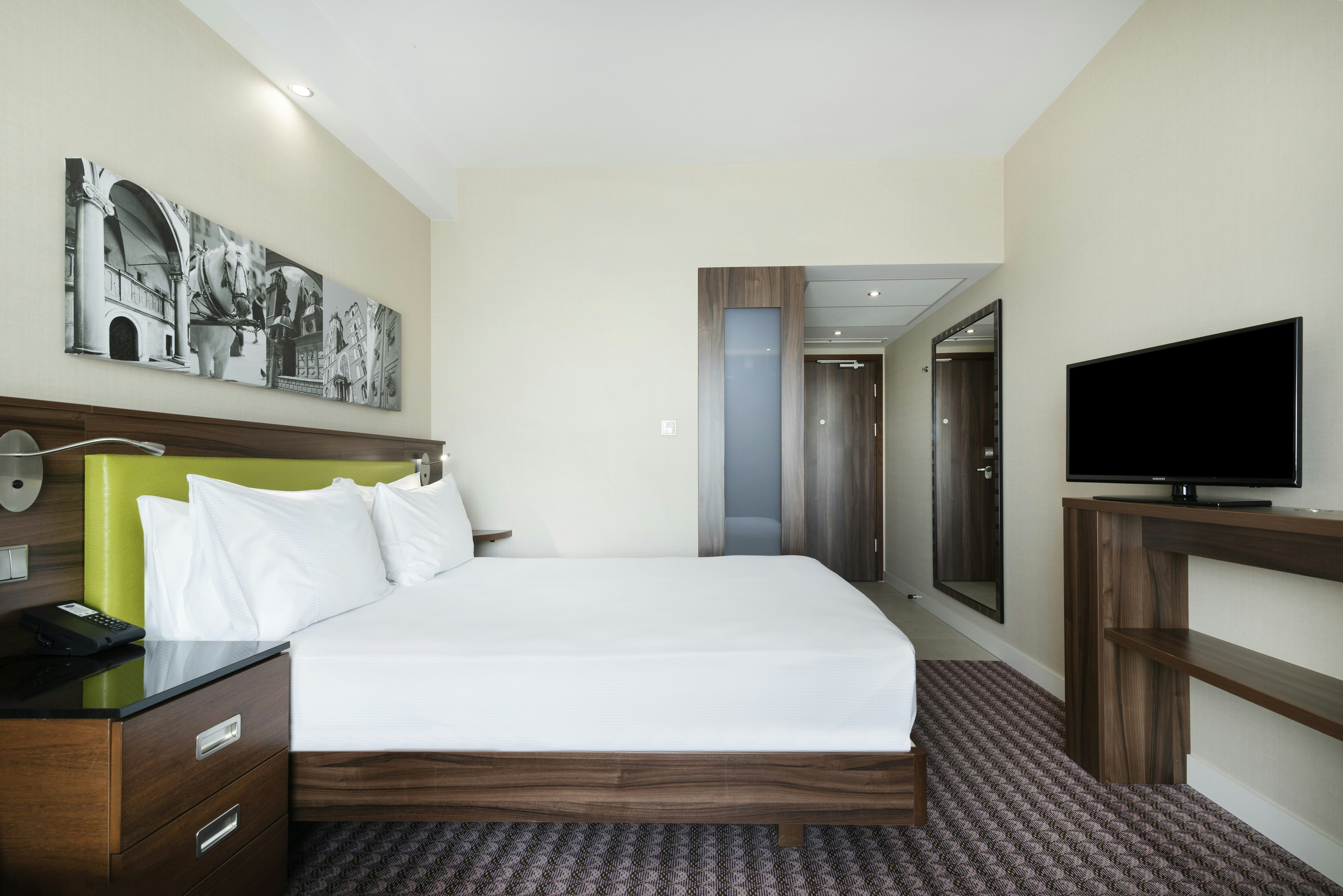 ROOM, QUEEN BED