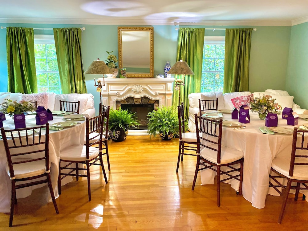 Colonial Gardens Bed & Breakfast 34/43