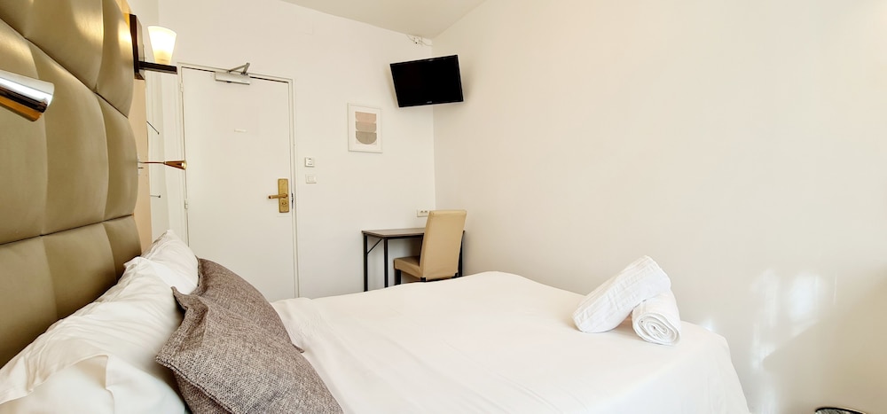 BASIC, DOUBLE BED, SHARED BATHROOM