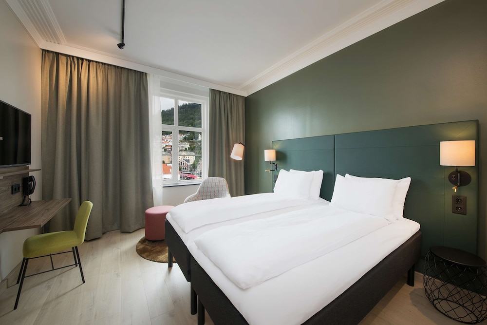 PLUS, SUPERIOR, KING BED