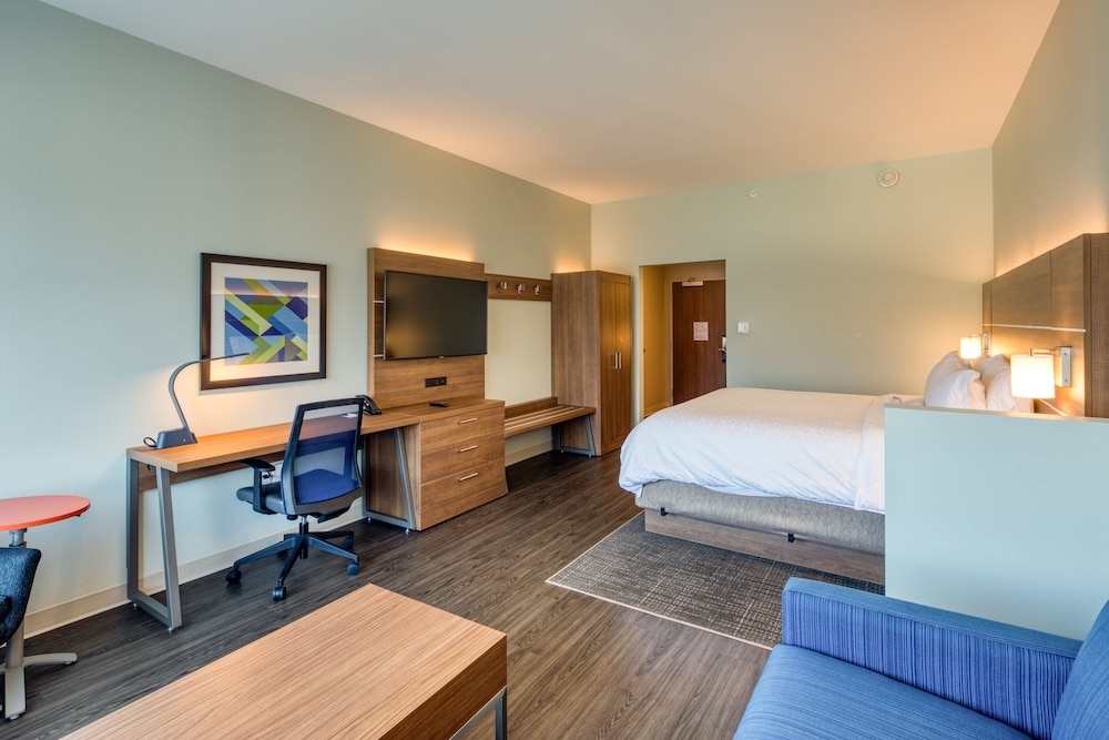 Holiday Inn Express & Suites Charlotte - South End 25/73