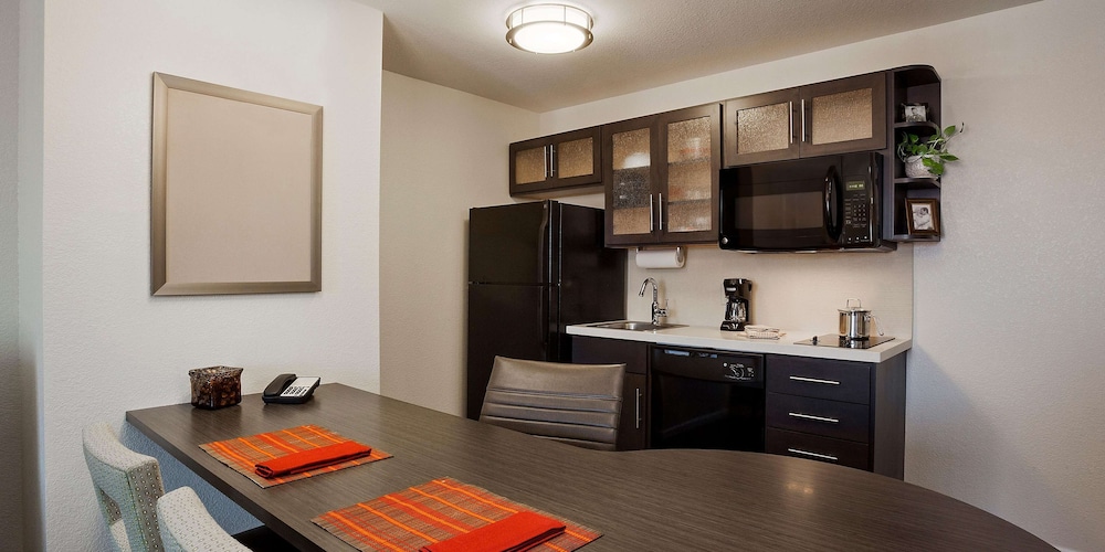 Sonesta Simply Suites Detroit Troy 26/27