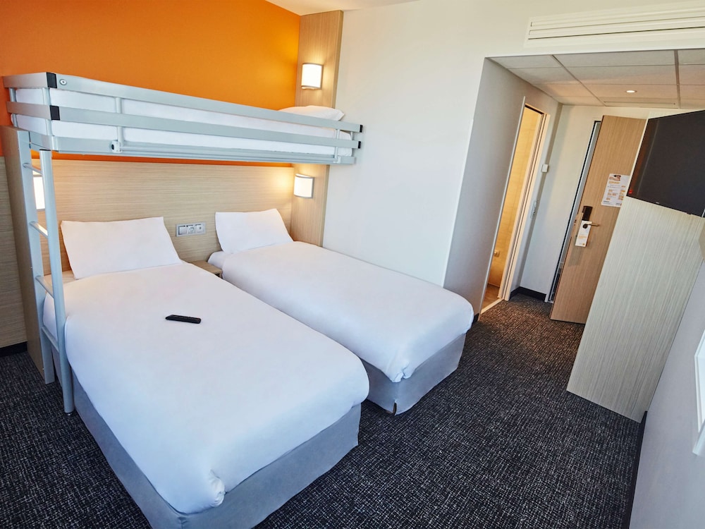 Kyriad ECO - Clermont Ferrand Estaing 16/42