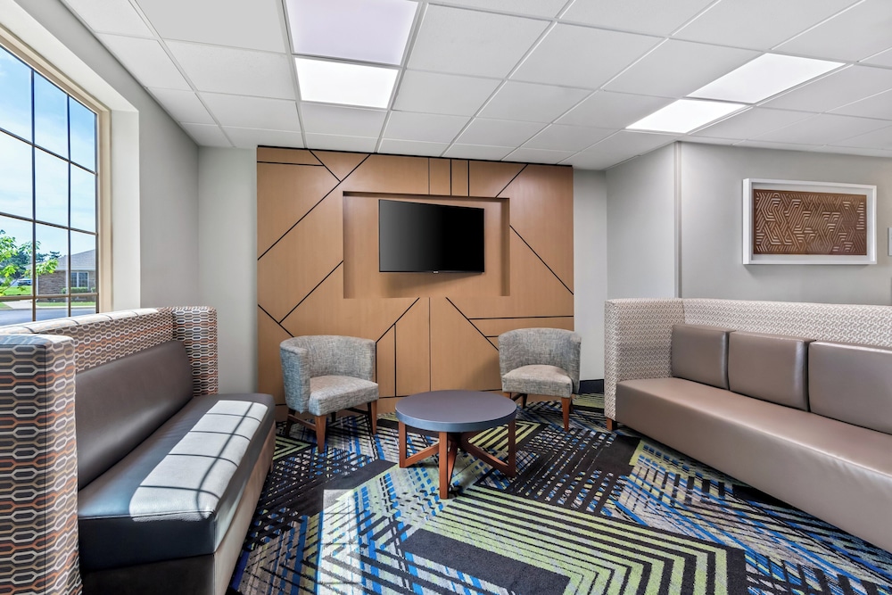 Holiday Inn Express Hotel and Suites Ada 52/57