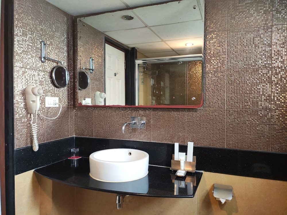 BloomSuites Electronics City (ex. Golden Tulip Hotel Bangalore Electronic City) 42/42
