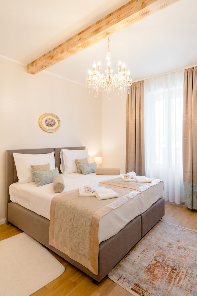 Le Monde Luxury Accommodation 11/63