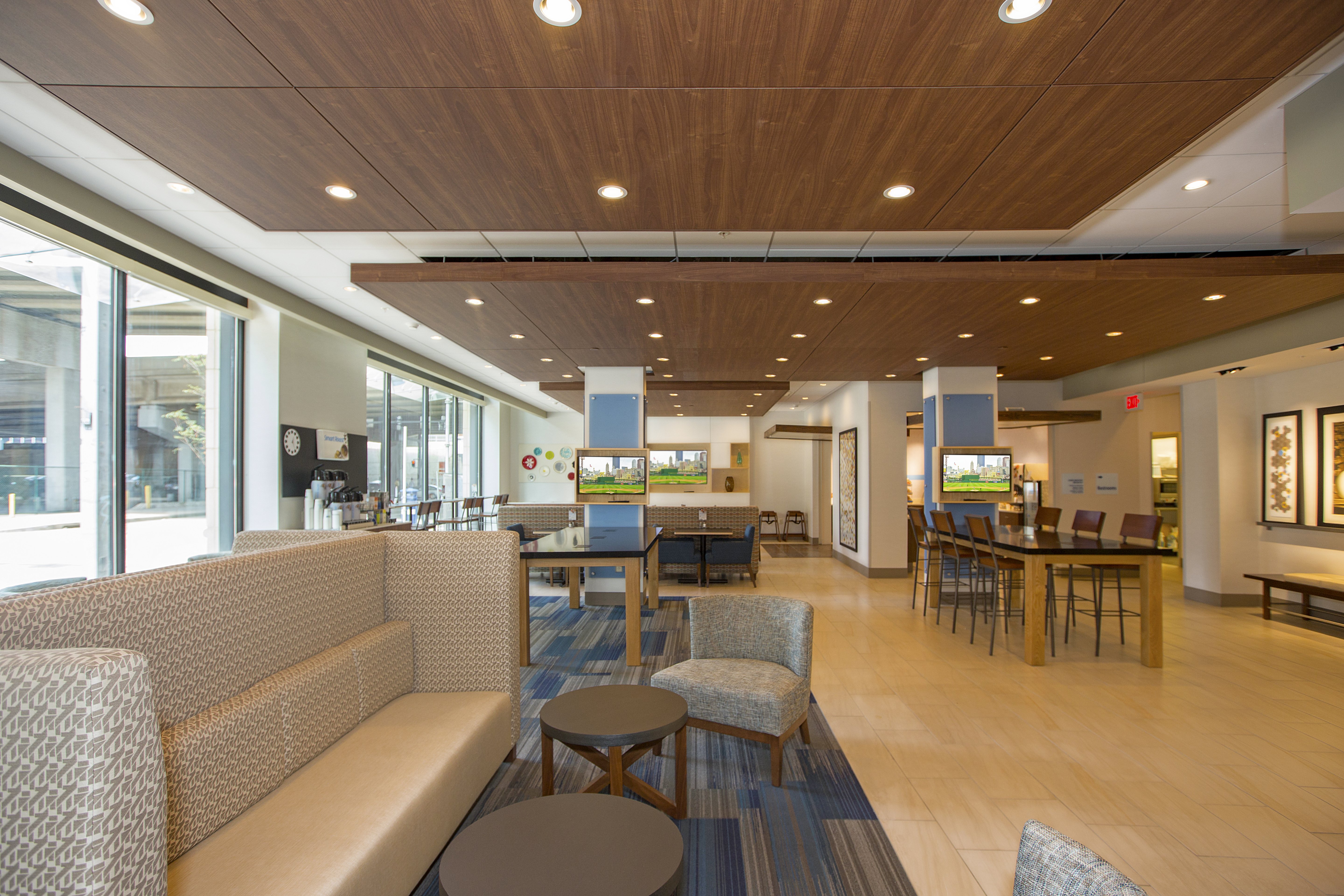 Holiday Inn Express Suites Pittsburgh North Shore 45/60