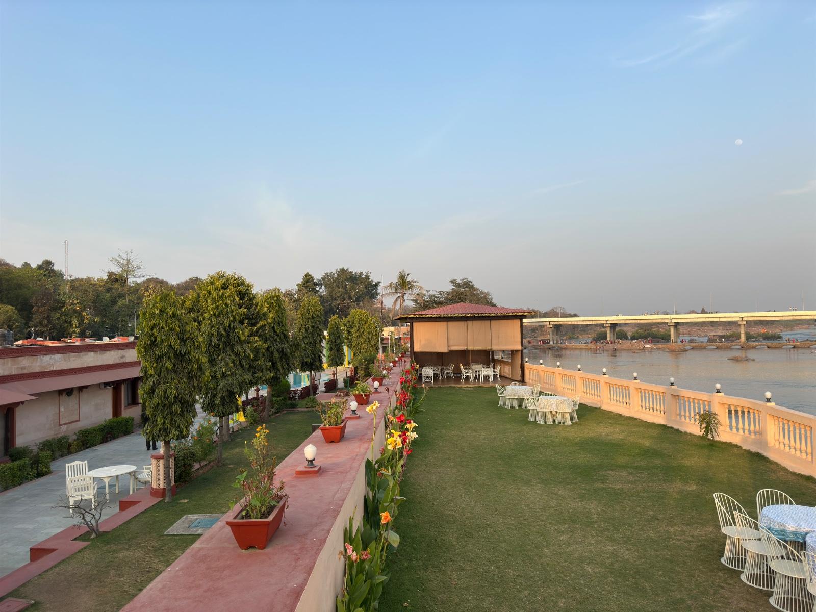 THE ORCHA RESORT. 31/39