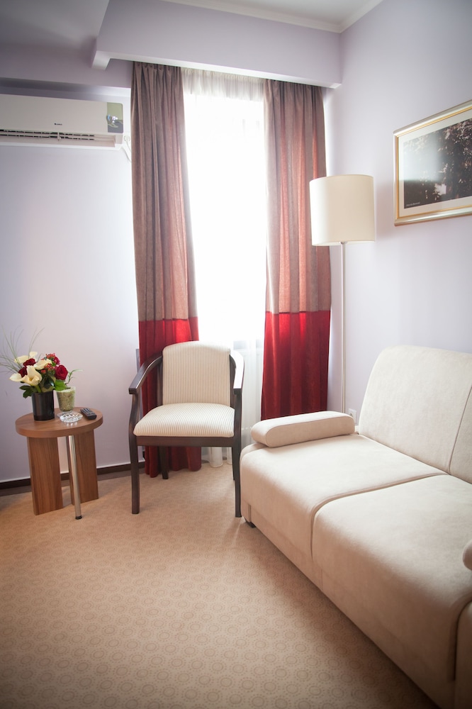 Ambasador Hotel 24/76
