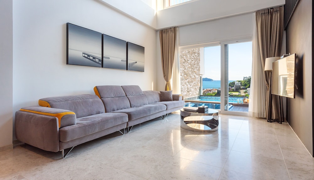 FRIEMILY POOL VILLA AND HOTEL 34/52