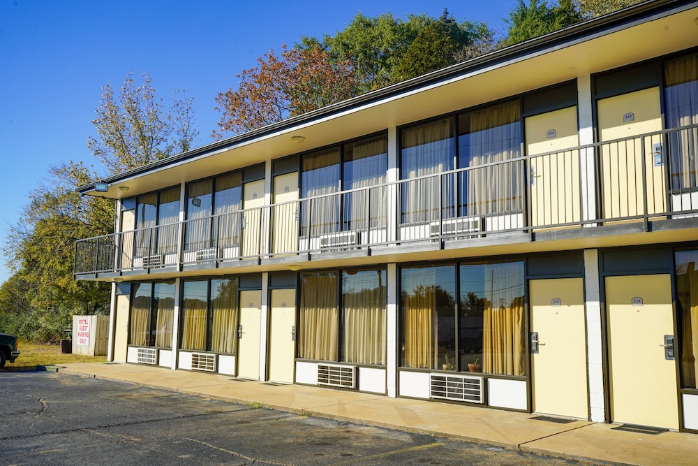 Sunset Inn Clarksville 2/44