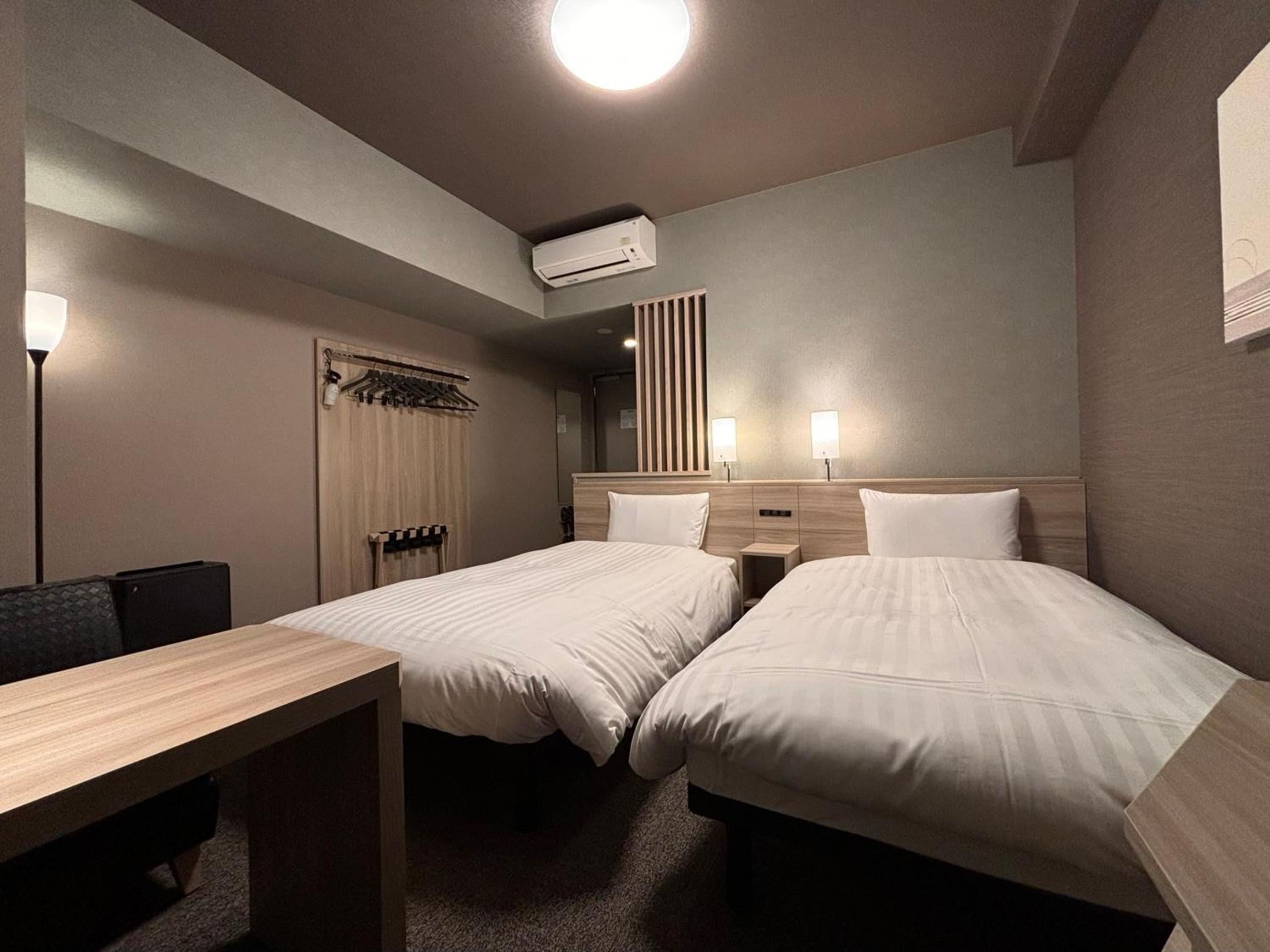 Room, Twin Beds, Electronic Cigarette Only, Smoking