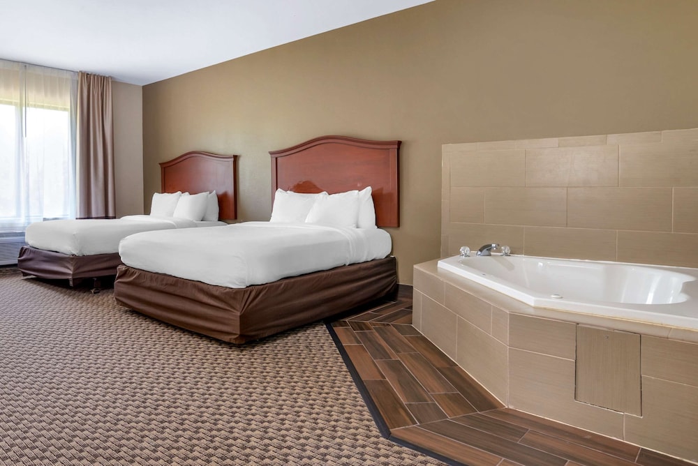 Suite, 2 Queen Beds, Sofa, Jetted Tub, Comfort Inn & Suites Midway - Tallahassee West 4/4
