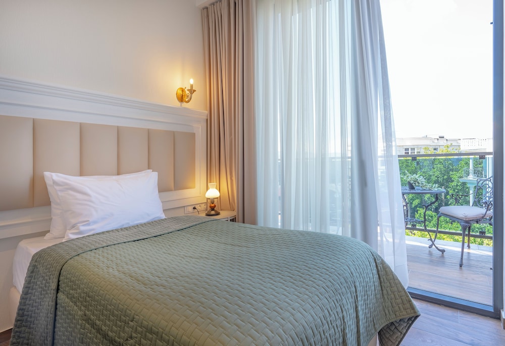 STANDARD, DOUBLE OR TWIN BED, BALCONY