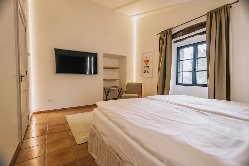 DELUXE, KING BED, MOUNTAIN VIEW