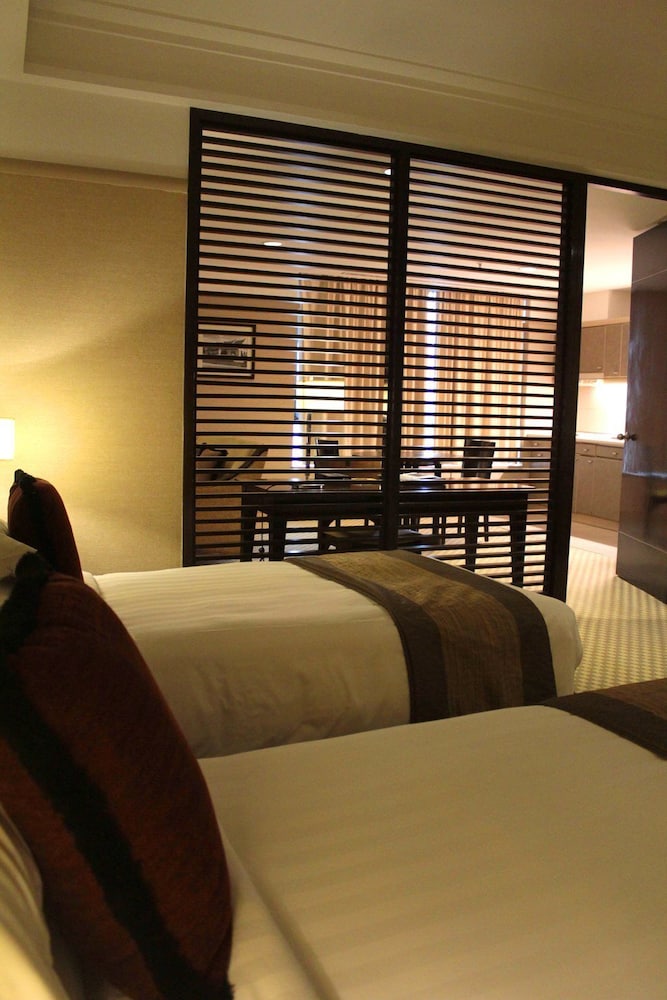Pacific Regency Hotel Suites 35/70