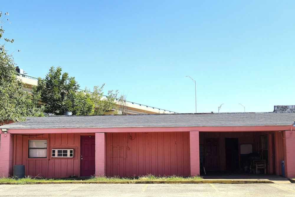Way Side Inn by Hotel O Dallas near Fair Park Downtown 7/30