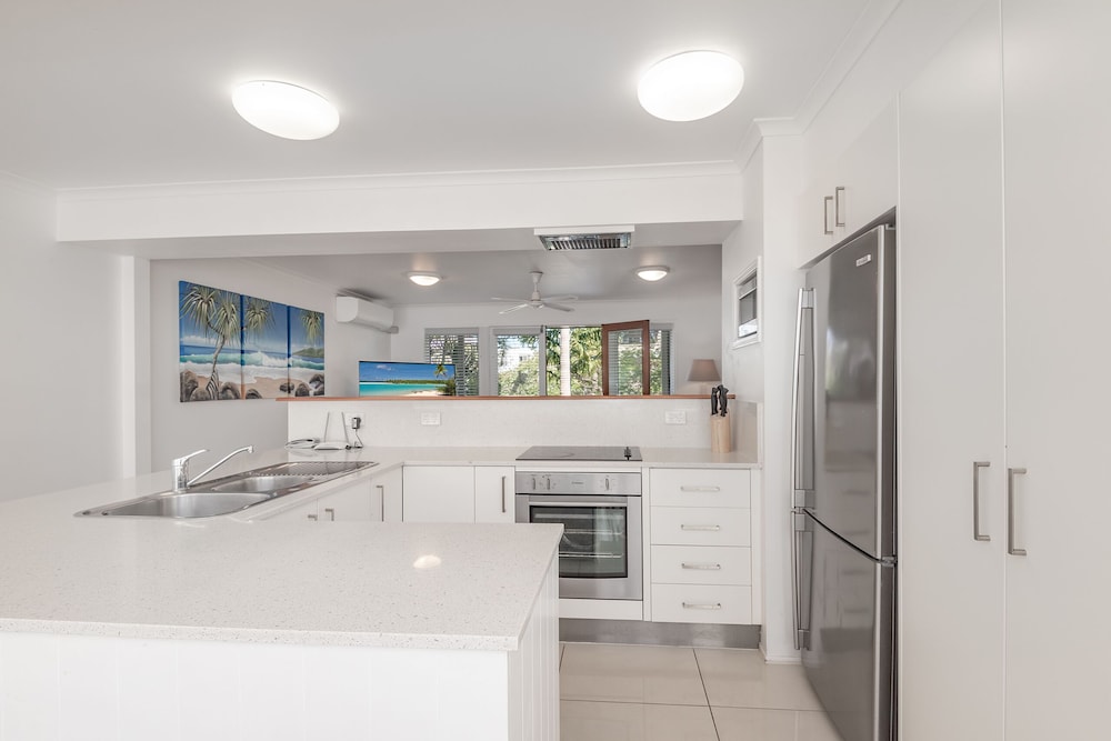 NOOSA OUTRIGGER BEACH RESORT 10/73