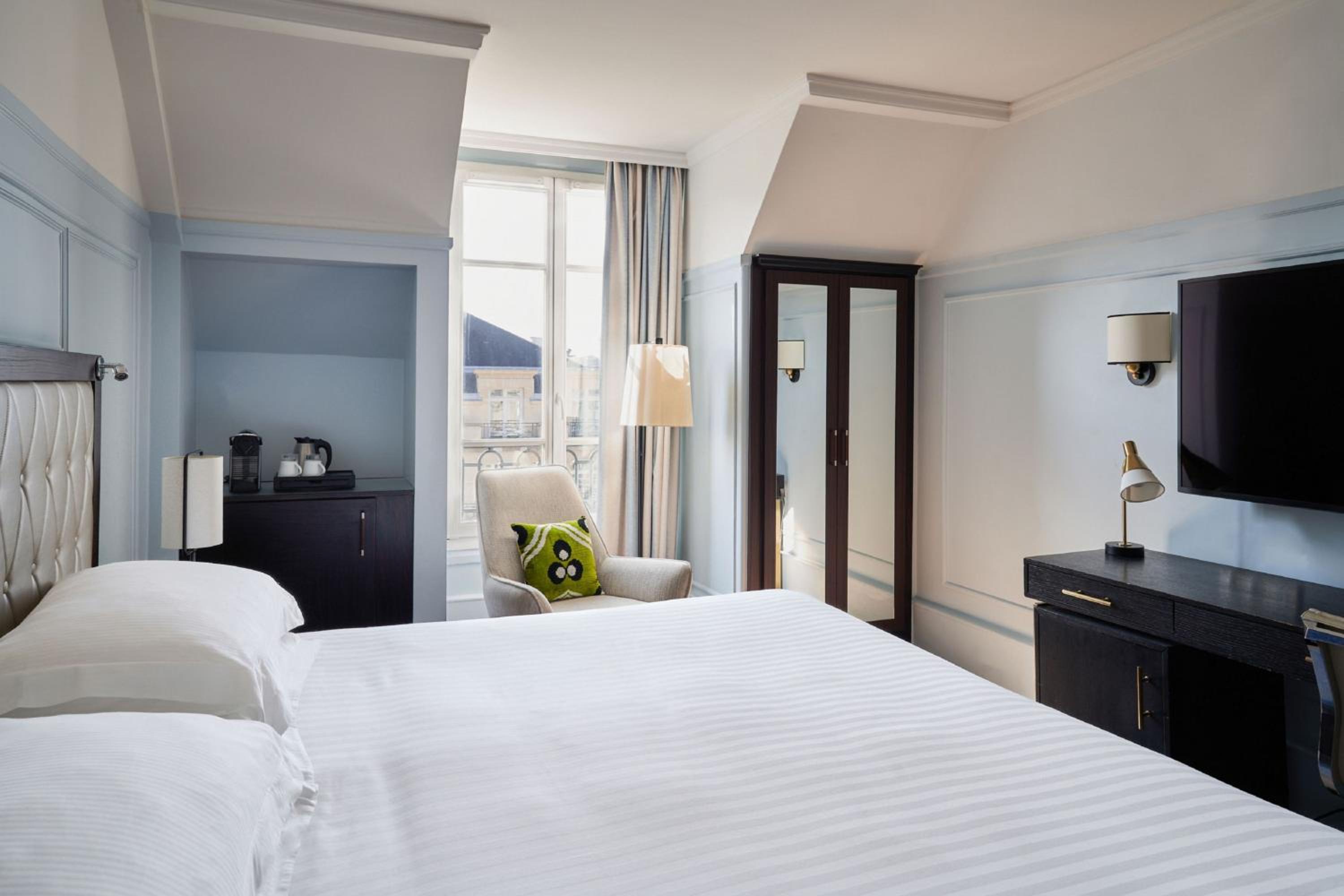 Room, King Bed, Eiffel View