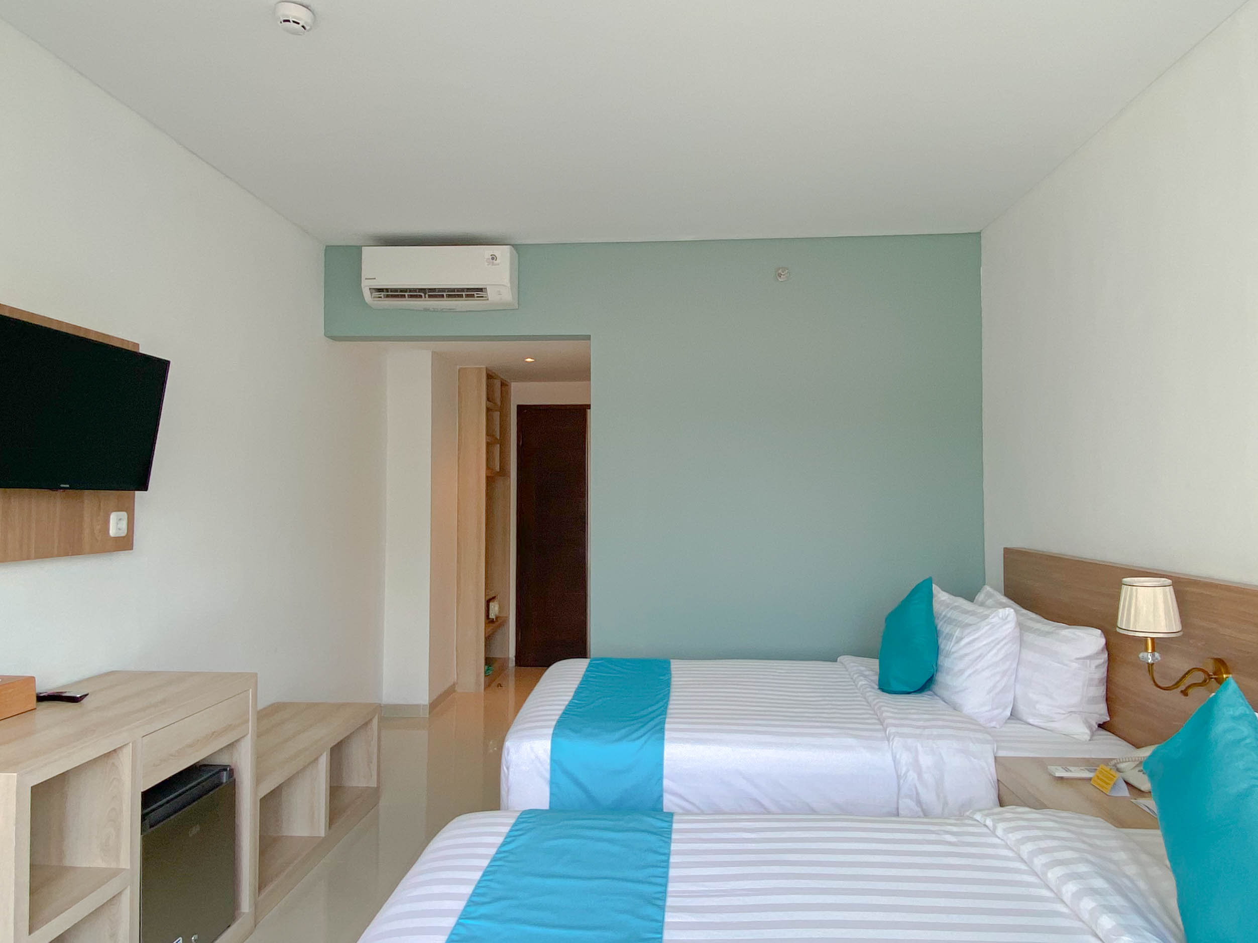Grand, Studio, Twin Beds, Hill View