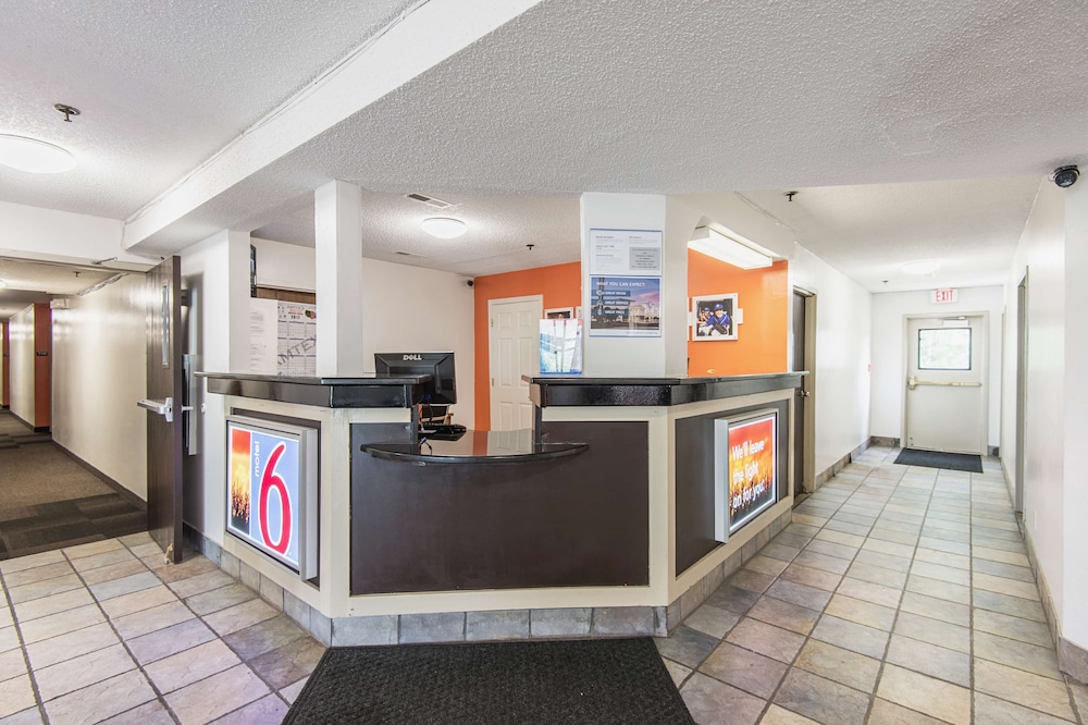 Lobby at Motel6 Lawrence, KS, LAWRENCE - KS