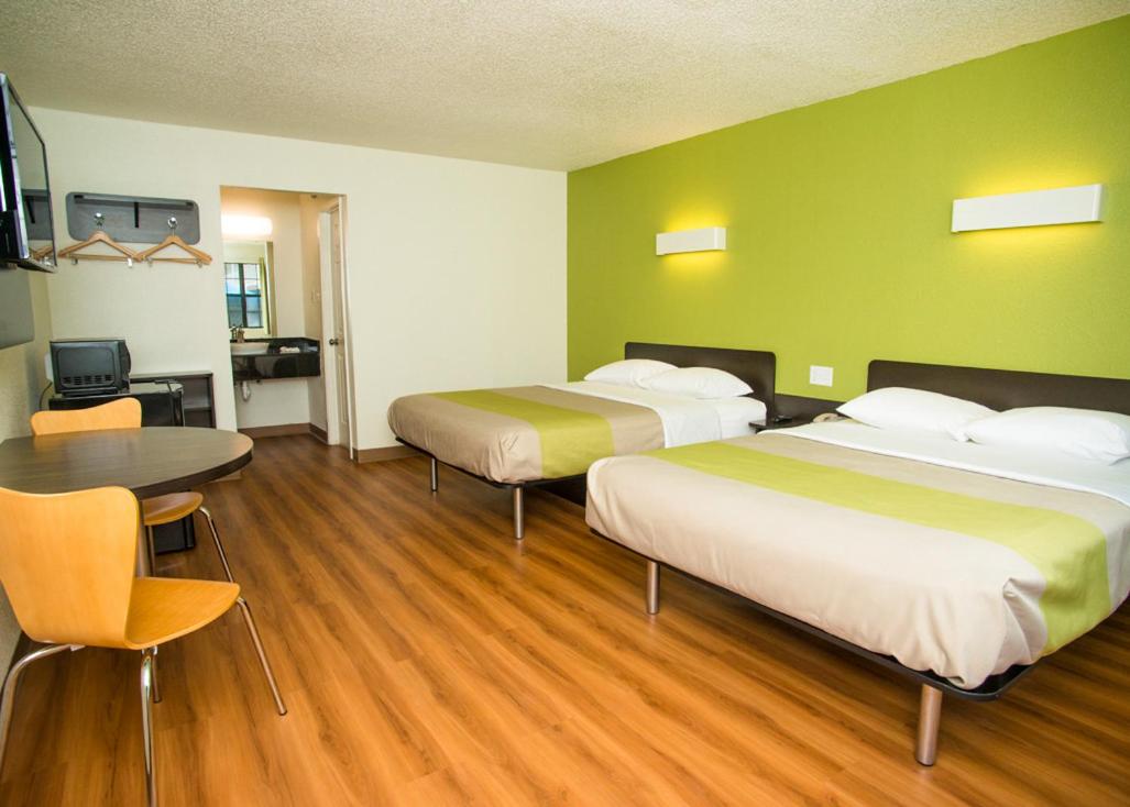 2 Queen Beds - Non-Smoking, Micfridge