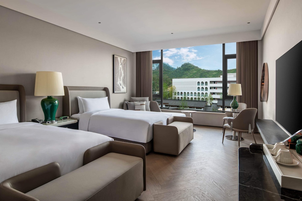 غرفة كلاسيكية بسريرين مزدوجين بإطلالة على الحديقة، Intercontinental Maotai Town by IHG 1/4
