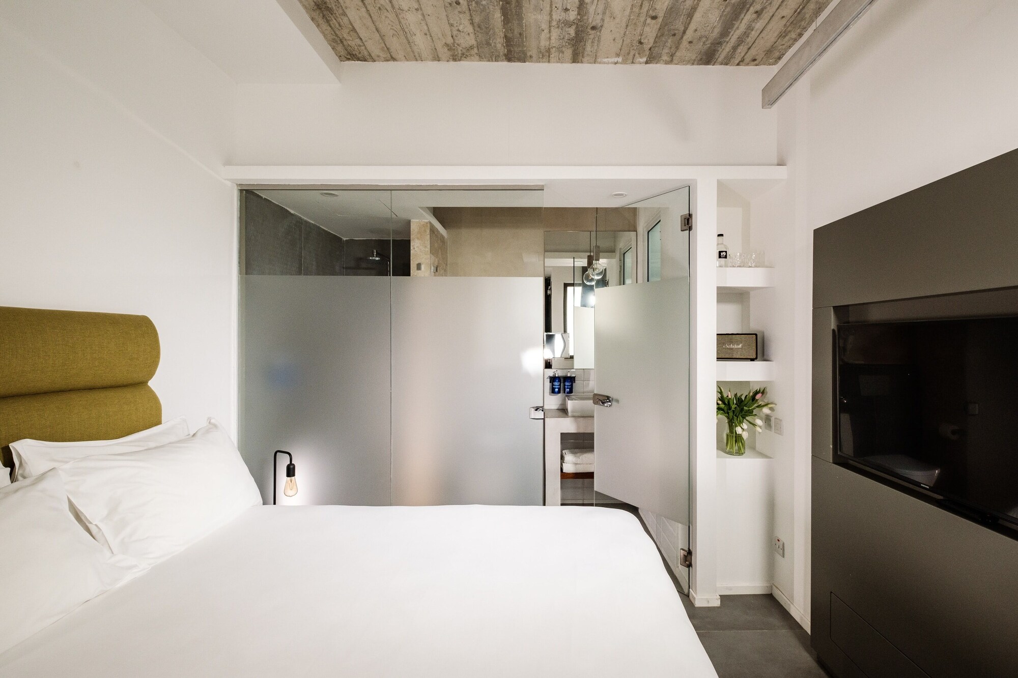 DELUXE, DOUBLE BED