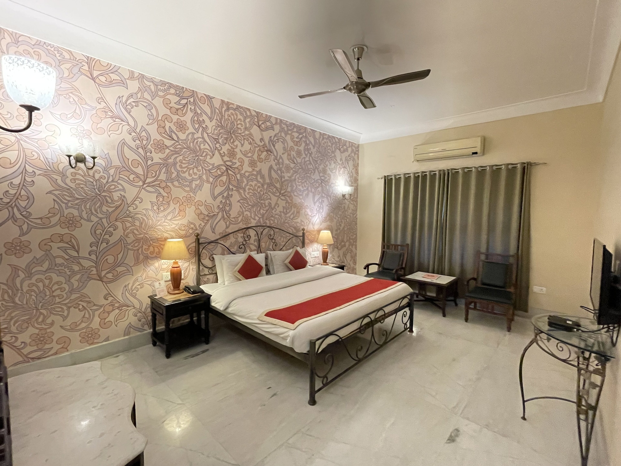 1 BEDROOM, JUNIOR, DOUBLE OR TWIN BED, COURTYARD VIEW, COURTYARD AREA