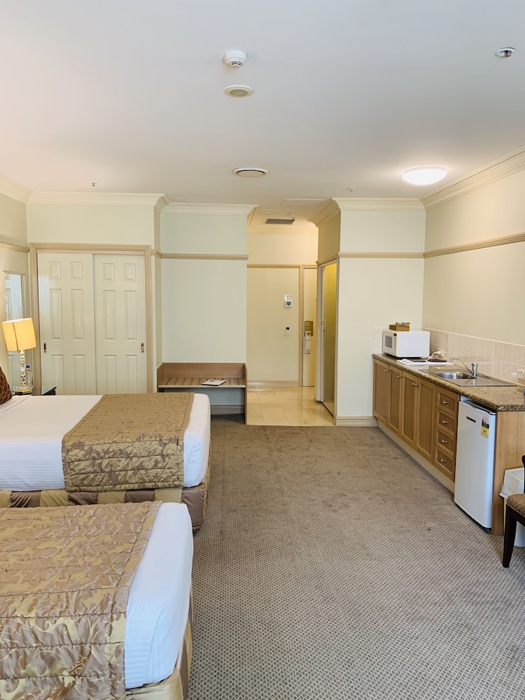 Royal Albert Hotel 35/75
