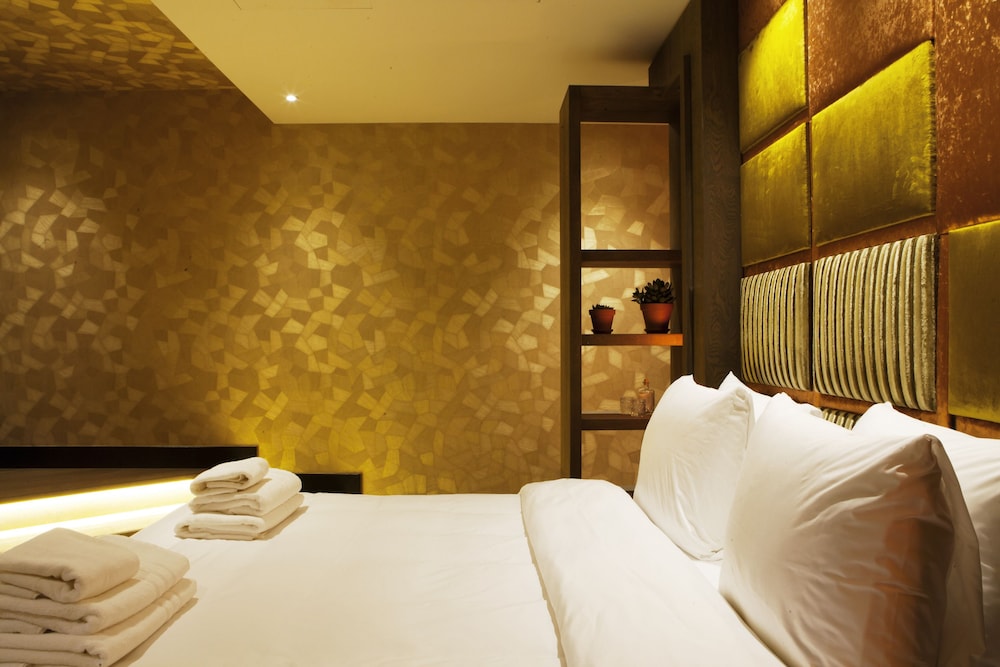Manzos Suites 11/50