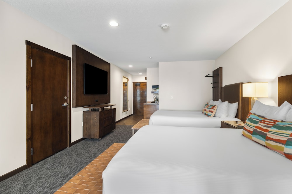 BOUTIQUE, 2 QUEEN BEDS