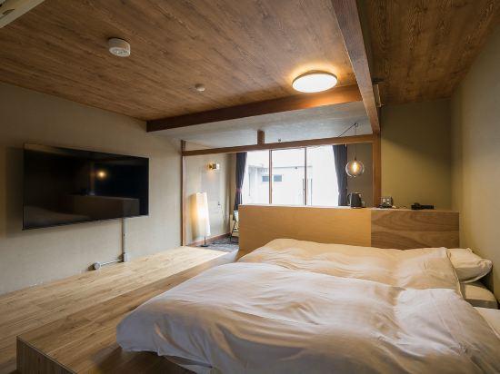 Deluxe, Twin Beds, Working Area