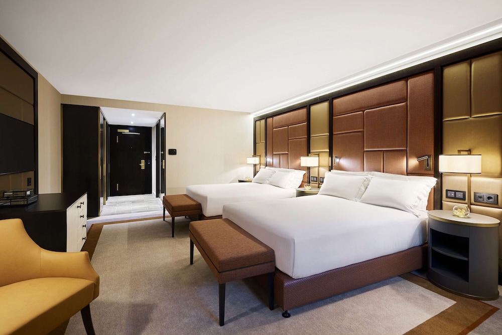 Superior, 2 Queen Beds, Street View