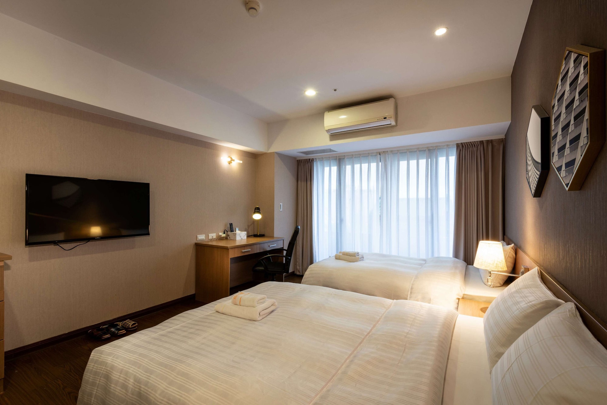 ROOM, TRIPLE, CITY VIEW