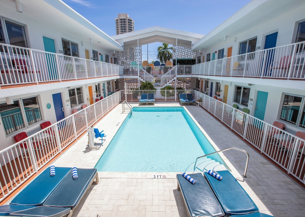 Waterside Hotel and Suites 80/86