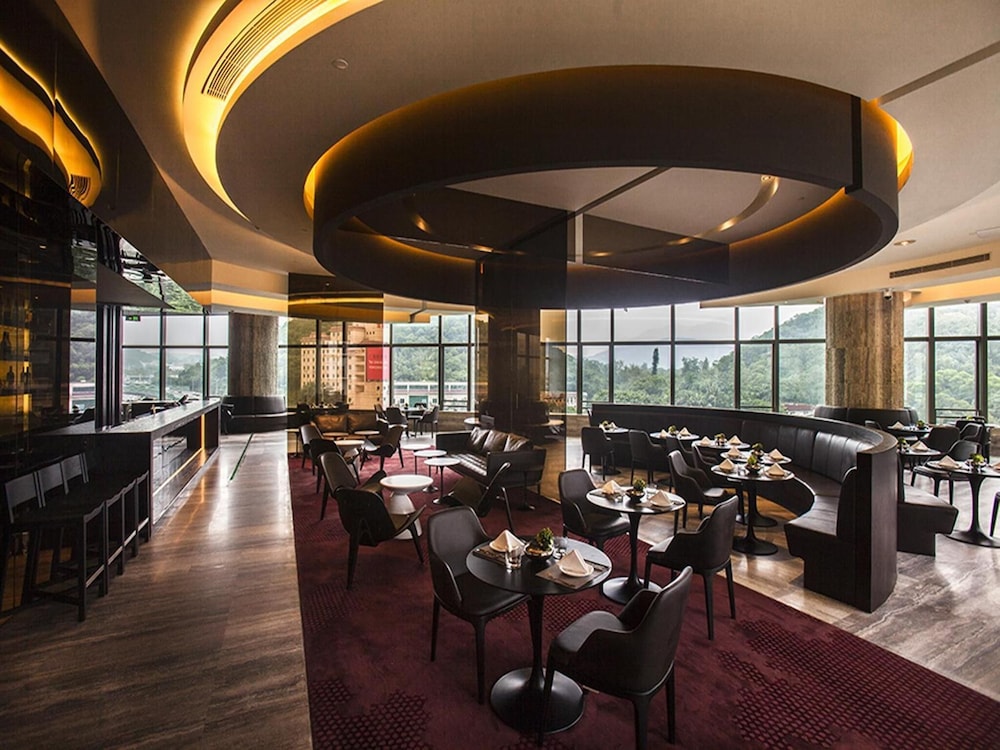 O Hotel 51/67