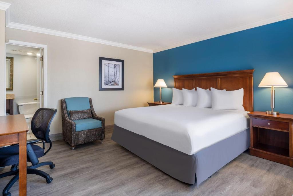 Room, King Bed, Ocean Front