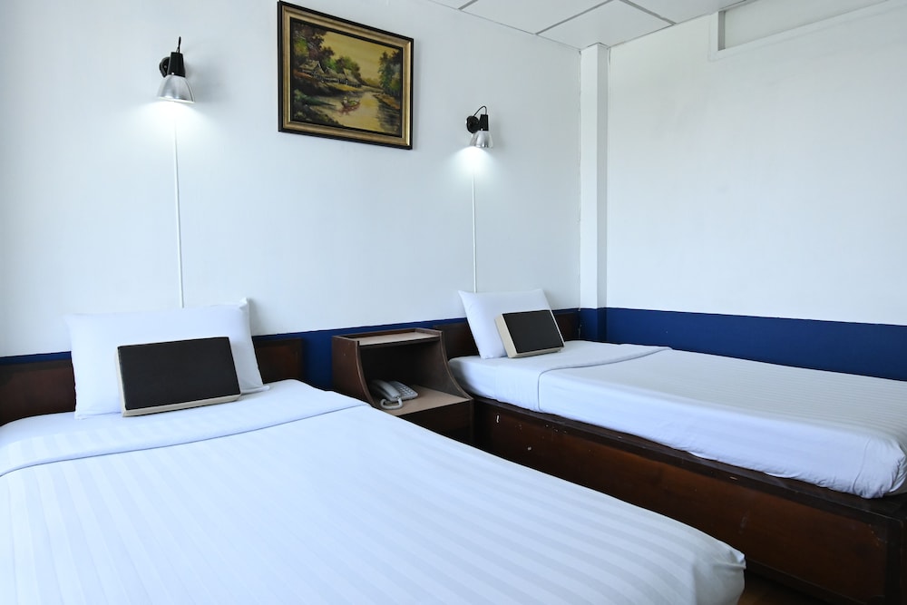 DELUXE, TWIN BEDS, BATHTUB