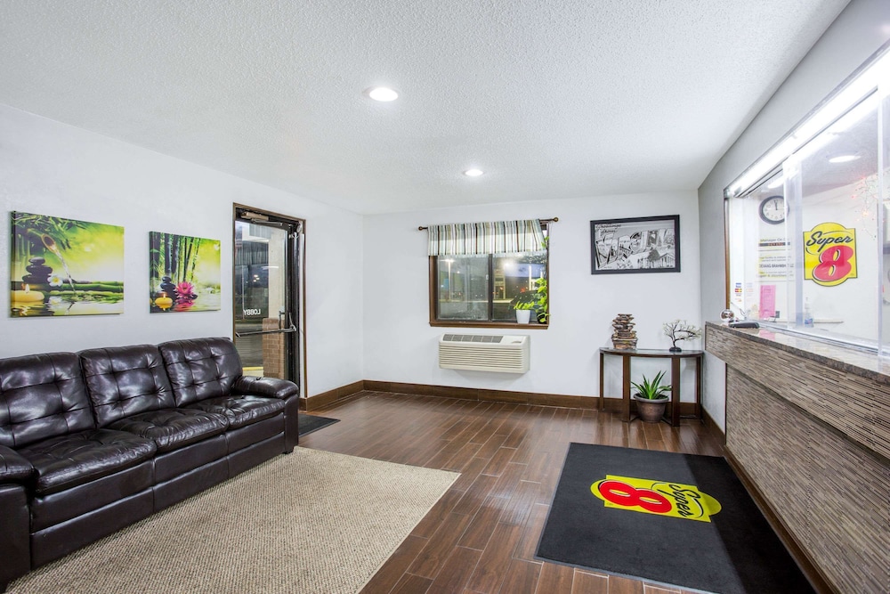 Super 8 by Wyndham Franklin 32/43