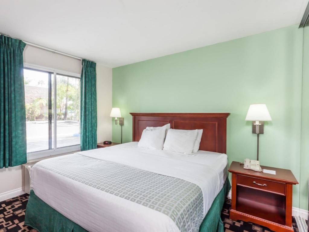 Efficiency, Suite, King Bed, Queen Bed