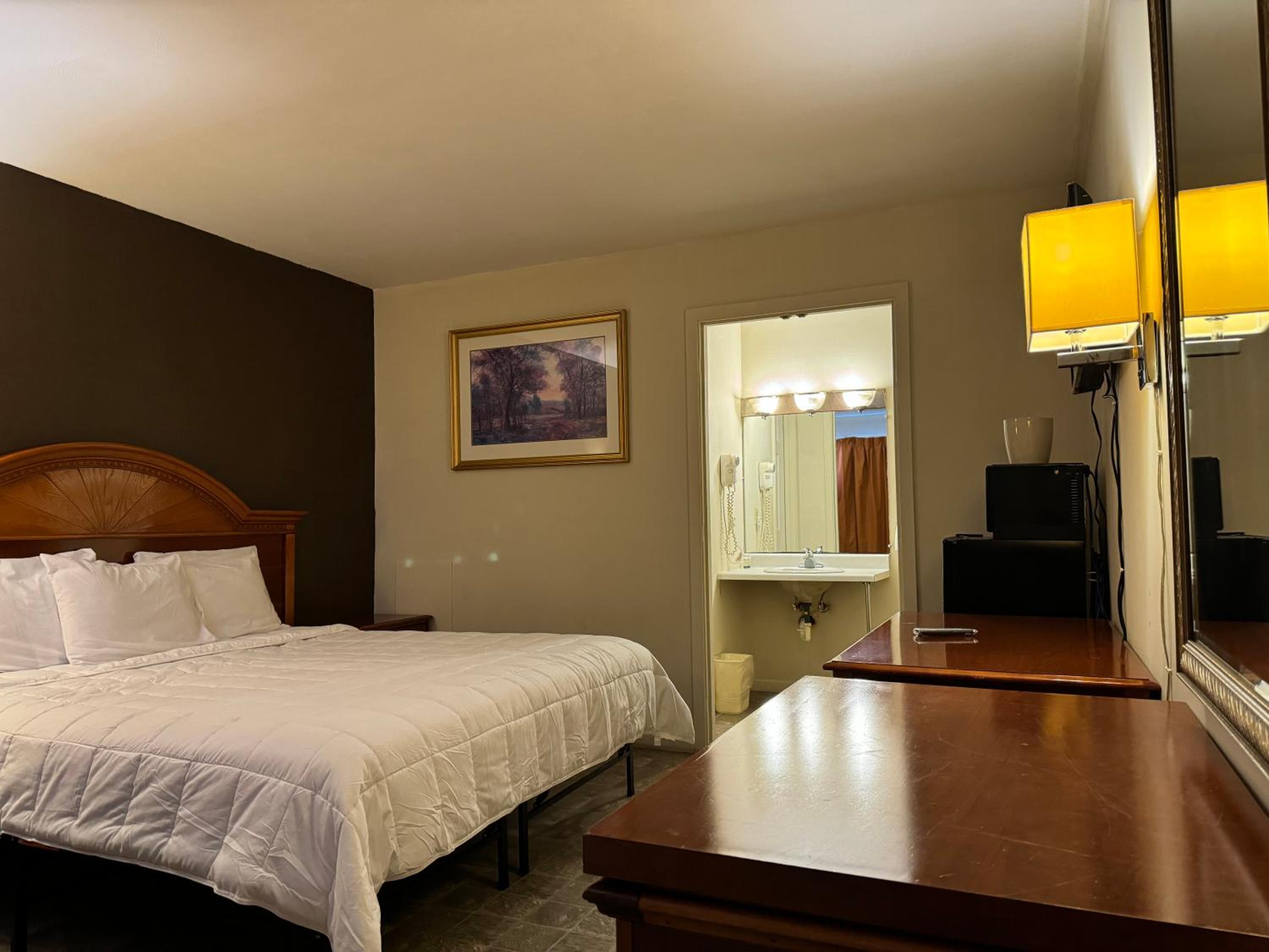 Country Club Inn &amp; Suites 13/51