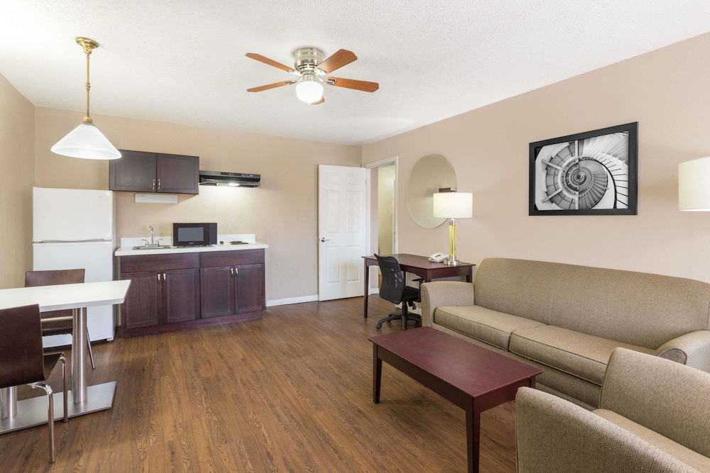 Super 8 by Wyndham Ellenton Bradenton Area 21/29