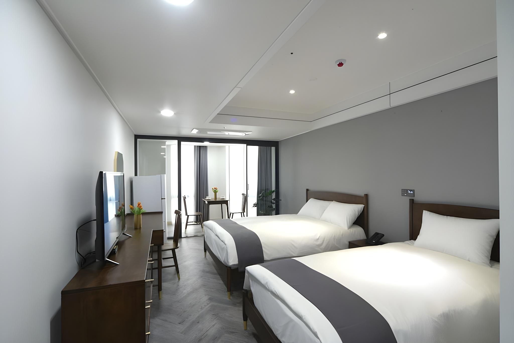 High, Deluxe, Twin Beds, Pool Access