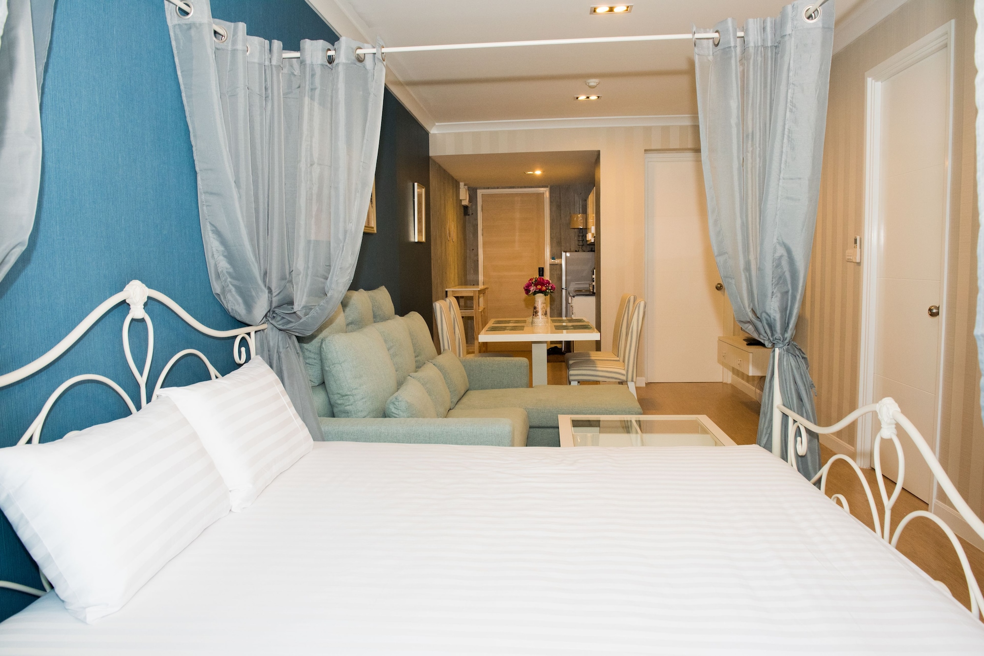 2 Bedrooms, 1 Queen and 2 King Beds, 2 Bathrooms