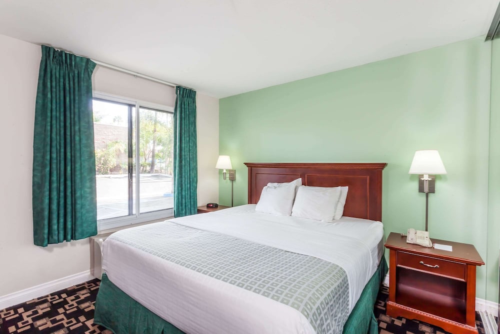 Ramada By Wyndham Oceanside 13/30
