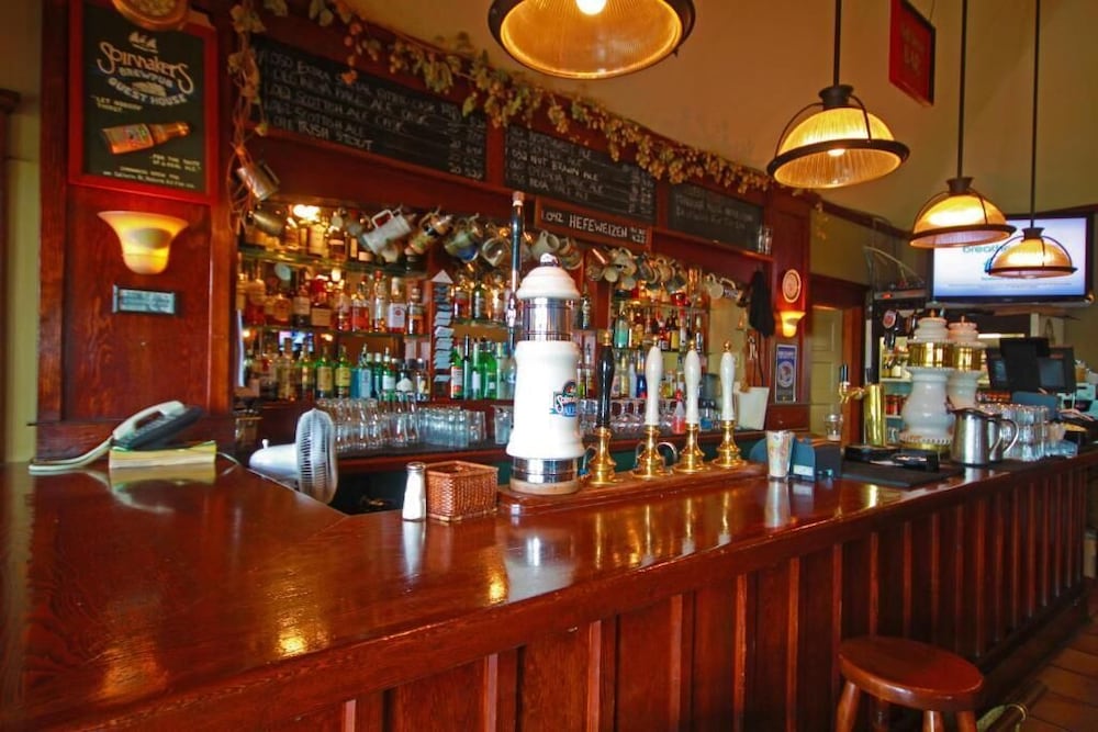 Spinnakers Brew Pub Guest Houses 49/58