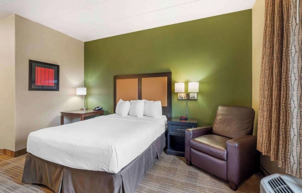 Modern, Queen Bed, Kitchen, Accessible, Studio 6 Corporate Extended Stay Chicago Lisle IL 2/6