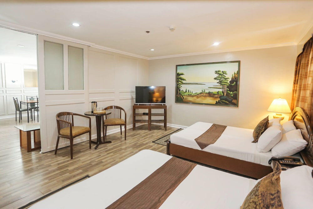 Holiday Plaza Hotel 46/86